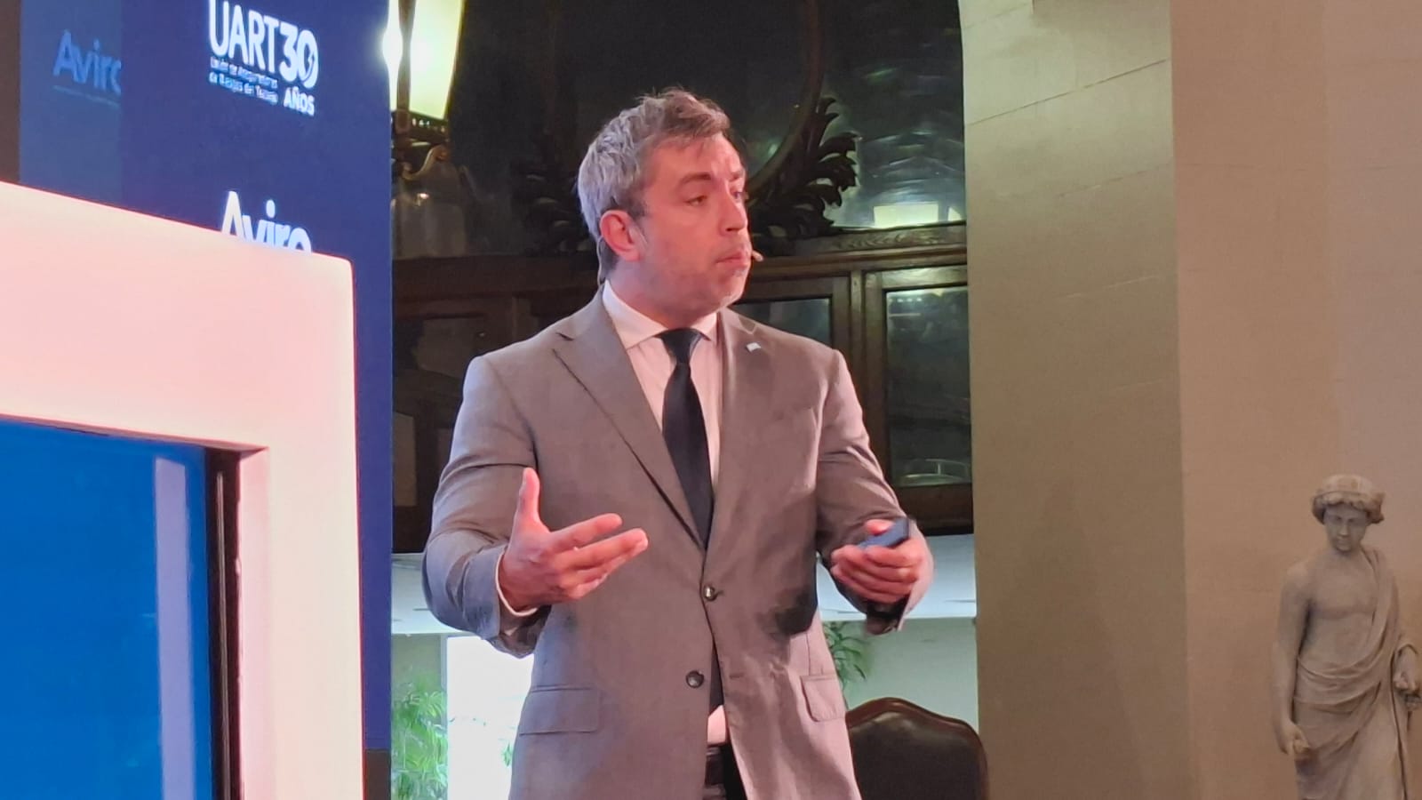 En el marco de la 3ra Cumbre Aseguradora Argentina, el economista analizó la hoja de ruta de la consolidación fiscal y monetaria. Explicó cómo la baja de la inflación y la estabilidad cambiaria reconfiguran la estrategia de inversiones del sector, el cálculo de reservas y el retorno del financiamiento al sector privado.